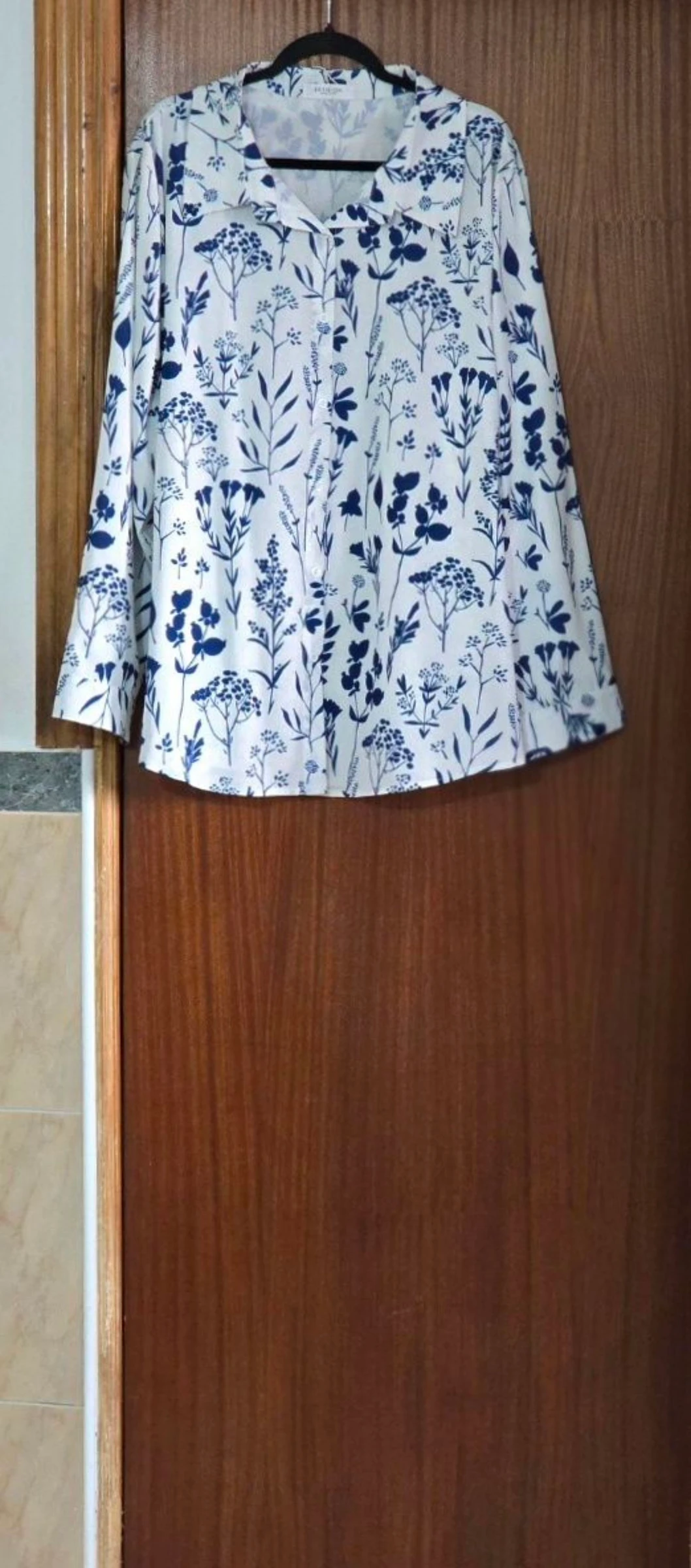 Camisa con estampado floral de manga larga. – photo 5